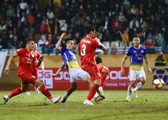 Văn Quyết bừng sáng với cú đúp bàn thắng vào lưới Công an Hà Nội