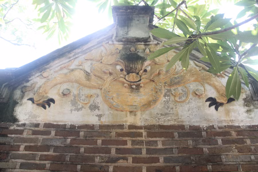 Hổ phù cách điệu hoa sen tại đình Kim Liên.