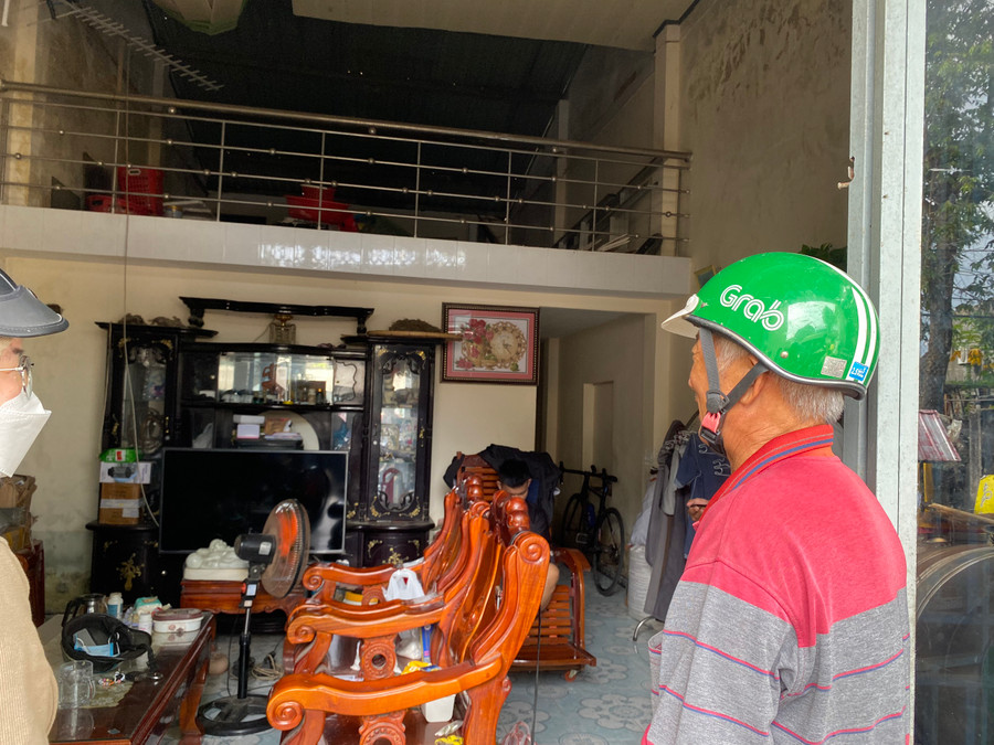 Căn nhà ông Bốn bờ tường bị ẩm ướt và trần la phông bị sập.