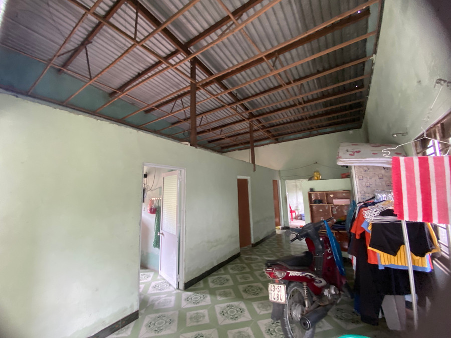 Căn nhà ông Hùng bị sập hết la phông và mái tôn bị thủng.