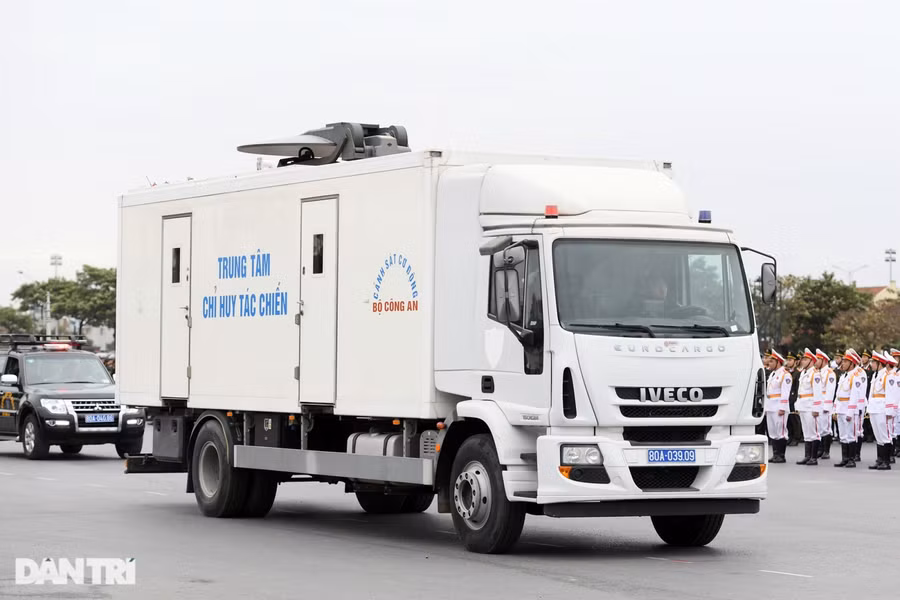 Xe chuyên dụng với hệ thống thông tin vệ tinh dùng làm trung tâm chỉ huy tác chiến cơ động từ xa. Ảnh: Dân Trí.