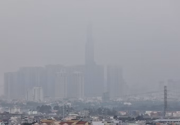 Sương mù bao phủ tòa nhà Landmark 81, hướng nhìn từ quận 9, TP HCM. Ảnh: Quỳnh Trần.