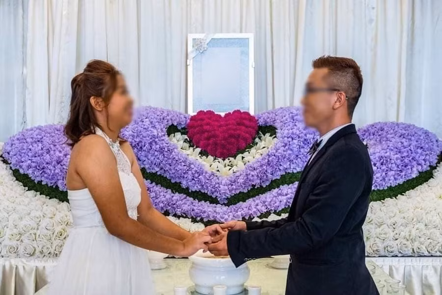 Xôn xao cặp đôi chụp ảnh cưới bên... quan tài ảnh 4