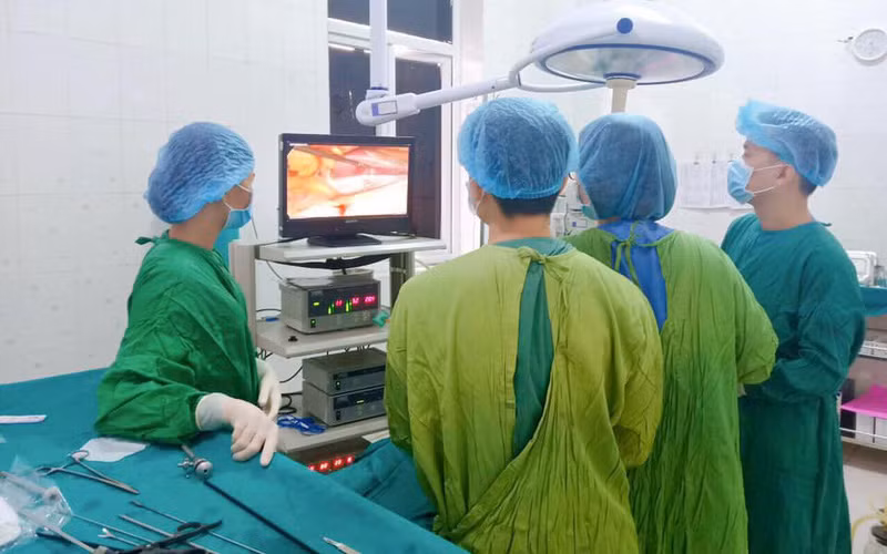 Các bác sĩ đang điều trị cho bệnh nhân N.V.T. Ảnh: BVCC