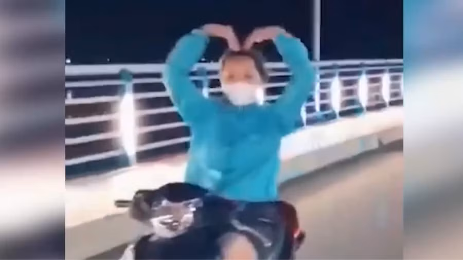 Video: Xôn xao cô gái Quảng Ngãi đầu trần lái xe máy, thả hai tay "múa"