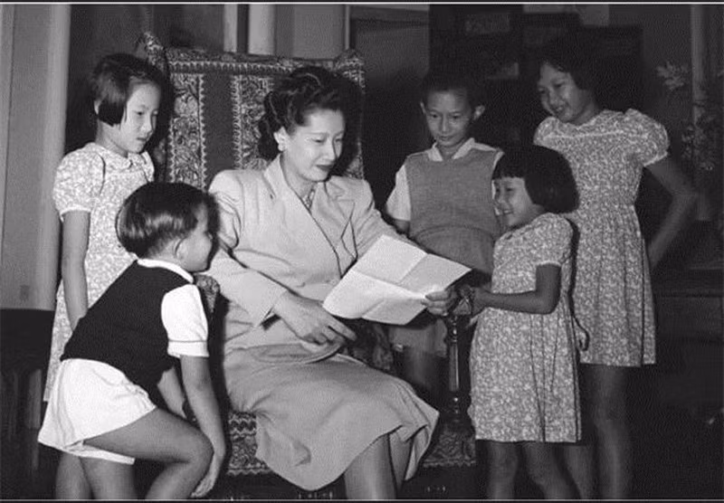 5 người con của vua Bảo Đại khi còn nhỏ cùng mẹ là Hoàng hậu Nam Phương.