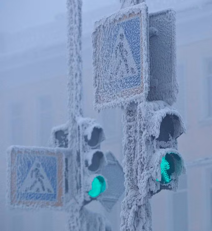 Mọi thứ ở Oymyakon gần như đóng băng vào mùa Đông, lạnh nhất là vào tháng 12 và tháng 1.