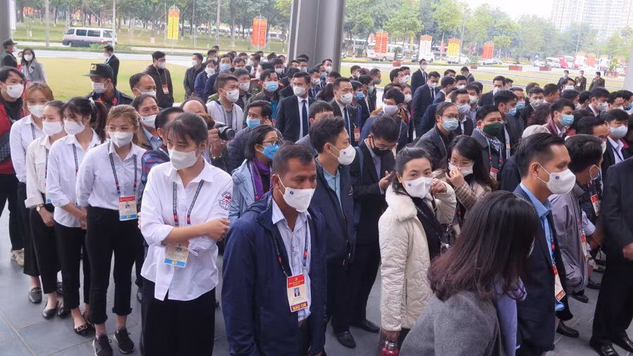 Rất nhiều cán bộ, phóng viên, nhân viên phục vụ xếp hàng từ rất sớm để chờ xét nghiệm. Ảnh: Baogiaothong.