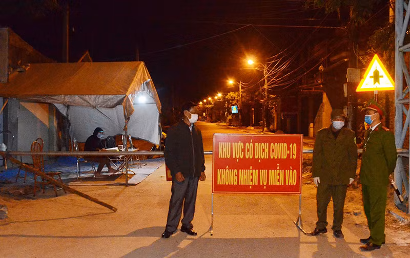 Chốt kiểm soát phong tỏa khu dân cư thôn Bác Mã, xã Bình Dương, thị xã Đông Triều, Quảng Ninh. Ảnh: Quang Thọ