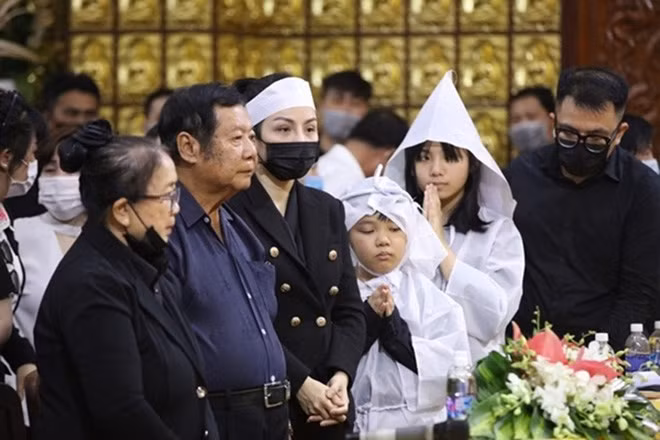 Bố và mẹ ruột Vân Quang Long dành nhiều lời khen cho vợ cũ Vân Quang Long, cho biết coi cô như con gái ruột. Trong ảnh là bố mẹ nam ca sĩ và vợ đầu Ái Vân cùng hai con tại lễ cầu siêu cho cố ca sĩ Vân Quang Long tại chùa Giác Ngộ, TP.Hồ Chí Minh hôm 1/1.