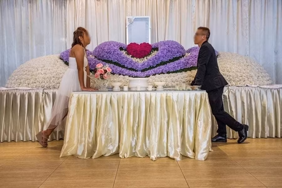 Xôn xao cặp đôi chụp ảnh cưới bên... quan tài ảnh 3