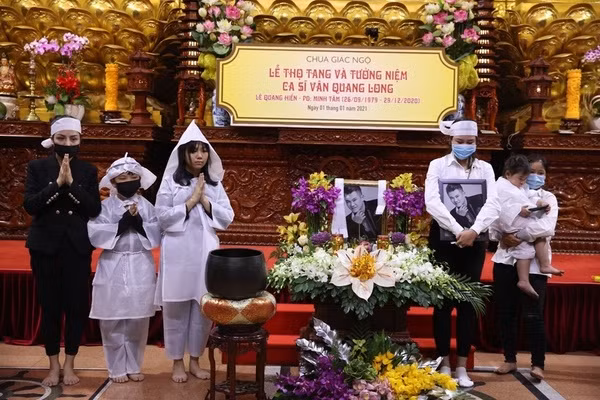 Hình ảnh vợ cũ và mới của nam ca sĩ Vân Quang Long trong tang lễ của anh vừa qua. Ảnh: Ione.