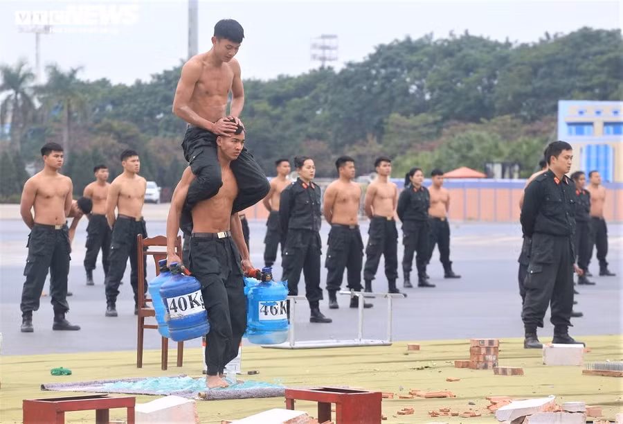 Màn trình diễn của lực lượng cảnh sát cơ động. Ảnh: VTC.