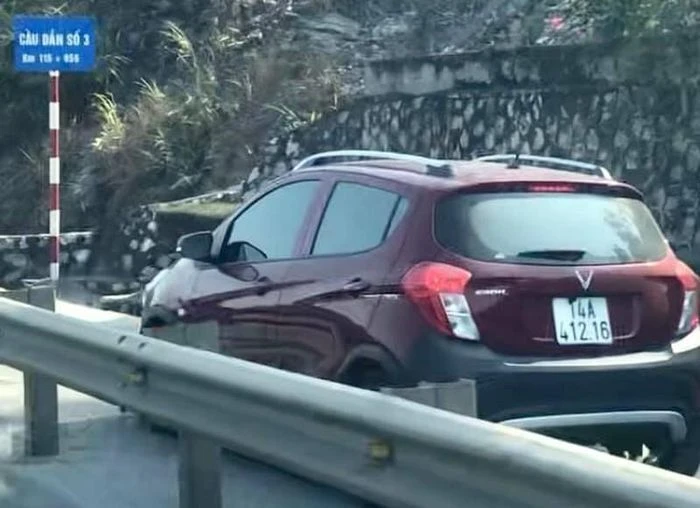 Video: Ô tô ngang nhiên đi vào làn đường cấm trên cầu Bãi Cháy