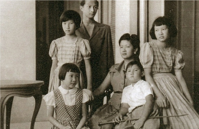 Hoàng hậu Nam Phương và 5 người con: Hoàng thái tử Bảo Long, công chúa Phương Mai, Phương Liên, Phương Dung và hoàng tử Bảo Thăng khi mới sang Pháp. Ảnh chụp tại lâu đài Thorenc khoảng 1950. Nguồn: Ảnh tư liệu. Hoàng hậu Nam Phương và 5 người con: Hoàng thái tử Bảo Long, công chúa Phương Mai, Phương Liên, Phương Dung và hoàng tử Bảo Thăng khi mới sang Pháp. Ảnh chụp tại lâu đài Thorenc khoảng 1950. Nguồn: Ảnh tư liệu.