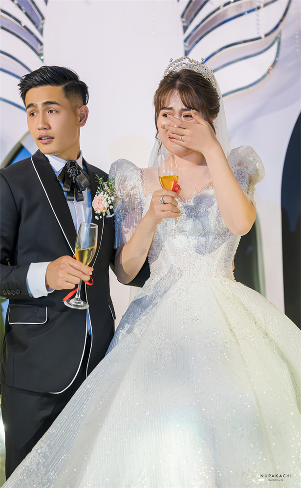 Chia sẻ về chuyện tình yêu của mình, cô dâu Phương Thảo cho biết mình và chú rể quen nhau từ năm 2016. Chia sẻ về chuyện tình yêu của mình, cô dâu Phương Thảo cho biết mình và chú rể quen nhau từ năm 2016.