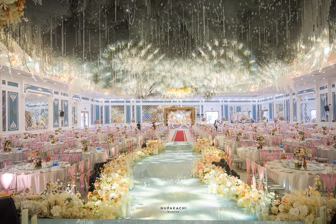 Không gian tiệc cưới được thiết kế như một lâu đài trong truyện cổ tích vô cùng lung linh, hoành tráng.