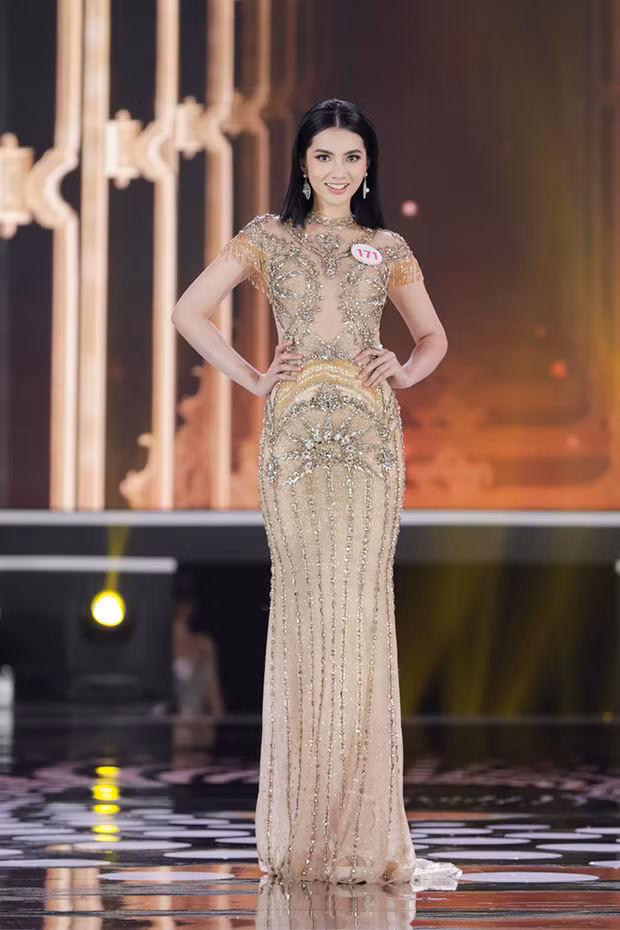 Dù dừng ở top 15 tại Hoa hậu Việt Nam 2020 nhưng Cẩm Đan vẫn được khán giả yêu thích với giải thưởng Top 5 Người đẹp truyền thông và Top 5 Người đẹp áo dài.