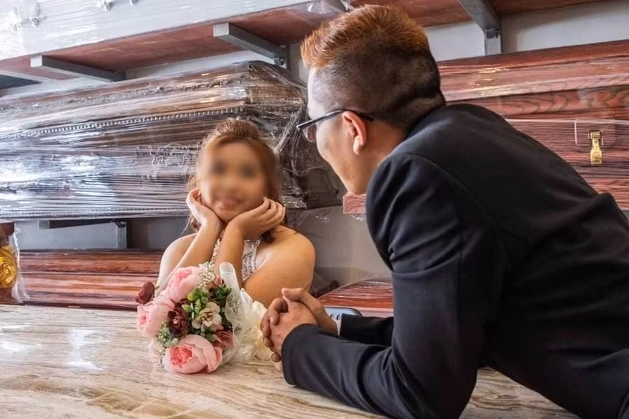 Xôn xao cặp đôi chụp ảnh cưới bên... quan tài ảnh 1