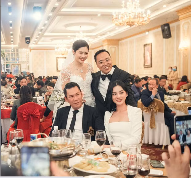 Khoảnh khắc cặp đôi ngồi kế bên tươi cười hạnh phúc trong đám cưới của một người bạn được Đức Huy đăng tải trên trang MXH Instagram cá nhân như một động thái ngầm xác nhận mối quan hệ của cả hai.