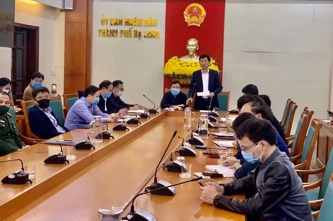 Hạ Long họp khẩn liên quan đến trường hợp nhân viên an ninh sân bay Vân Đồn. Ảnh: TP Hạ Long.