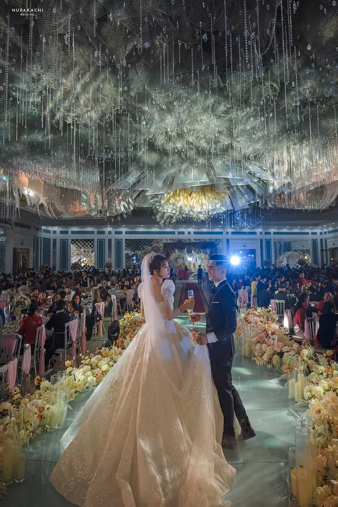 Đám cưới của cặp đôi Kim Ngọc và Phương Thảo ở Bắc Ninh khiến ai cũng phải trầm trồ vì độ hoành tráng, lộng lẫy.