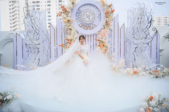 Một điểm gây chú ý nữa tại đám cưới "khủng" này, dàn xế hộp xếp chật kín đường có đến gần 300 chiếc ô tô xếp hàng dài với nhiều xế hộp sang như Maybach S650, Lexus 570, Porsche,… đều là xe của bạn bè, người thân của bố mẹ cô dâu.