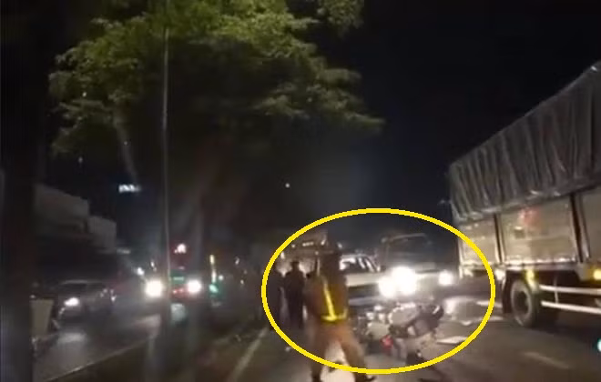 Video: Tài xế chở thuốc lá lậu rồ ga đâm liên tục vào xe CSGT rồi bỏ chạy