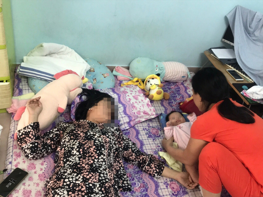Chị T. hiện không thể tự tay chăm sóc con mình. Ảnh: VOV.