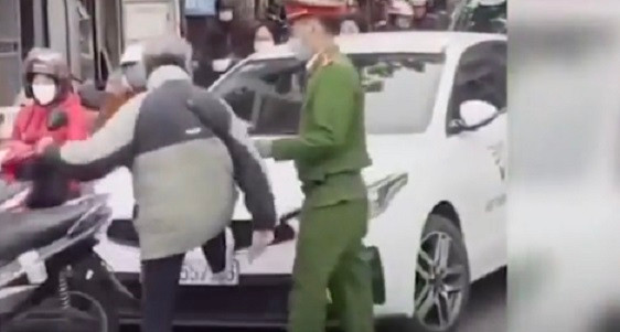 Video: Sau va chạm, cụ ông đi xe máy quyết "ăn thua" với ô tô