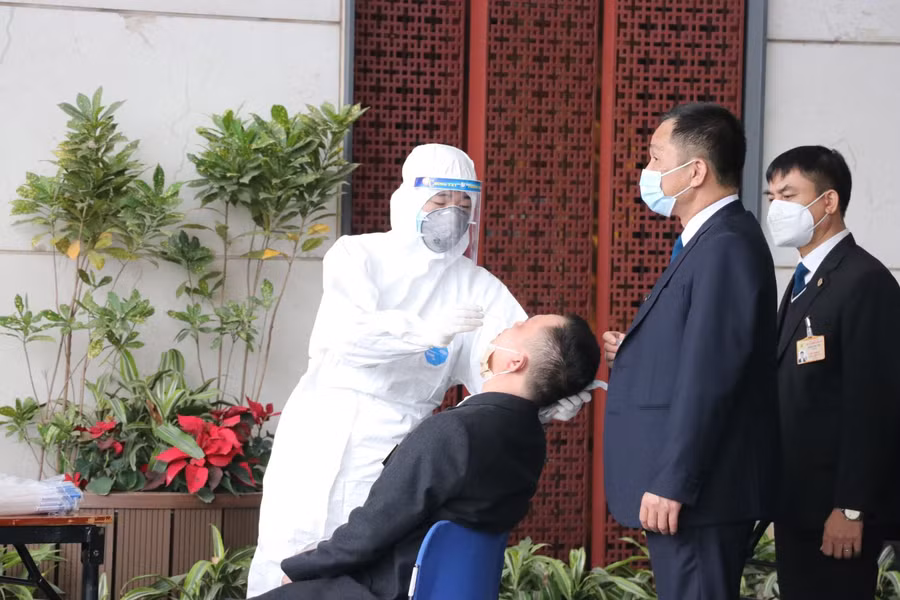Lấy mẫu xét nghiệm COVID-19 cho lực lượng an ninh phục vụ Đại hội XIII của Đảng. Ảnh: baotintuc.