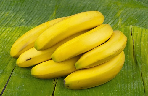 Chuối rất giàu magie và chứa tryptophan dồi dào, vì thế chuối có thể mang lại giấc ngủ ngon nhờ tác dụng làm dịu các hormone gây căng thẳng. Chuối rất giàu magie và chứa tryptophan dồi dào, vì thế chuối có thể mang lại giấc ngủ ngon nhờ tác dụng làm dịu các hormone gây căng thẳng.