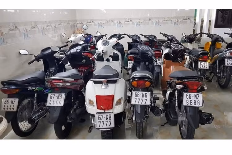Mới đây, trên mạng xã hội rần rần chia sẻ những hình ảnh về dàn xe máy biển "khủng" lên đến gần 500 chiếc của một dân chơi có sở thích sưu tầm xe biển số VIP.