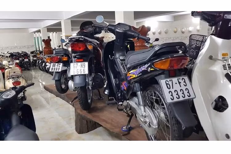 Theo thông tin trên mạng, do chủ nhân của bộ sưu tập chi thích số đẹp nên những chiếc xe máy chỉ cần mang biển số đẹp đều sẽ được mua lại.