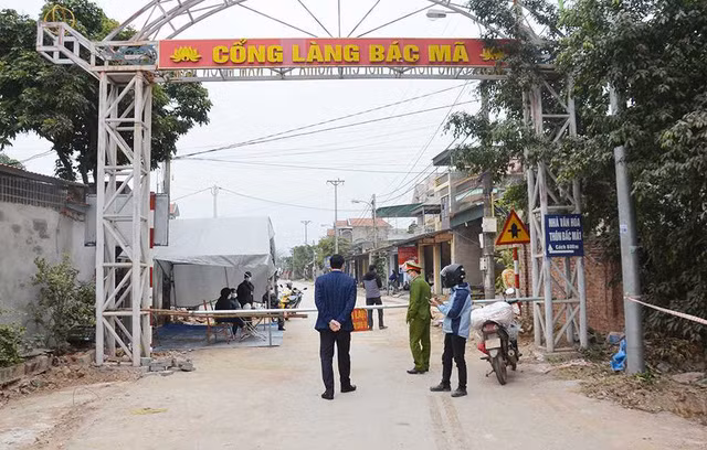 Từ 12h ngày 29/01 đến 12h ngày 29/02 toàn bộ xã Bình Dương, TX Đông Triều (Quảng Ninh) bị phong tỏa nhằm khoanh vùng, truy vết, khống chế dịch lan rộng trong cộng đồng. Ảnh: QN