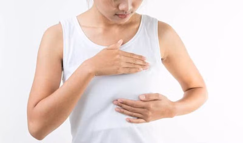 Khi phát hiện tuyến vú có bất thường hãy đến bệnh viện để khám và điều trị.