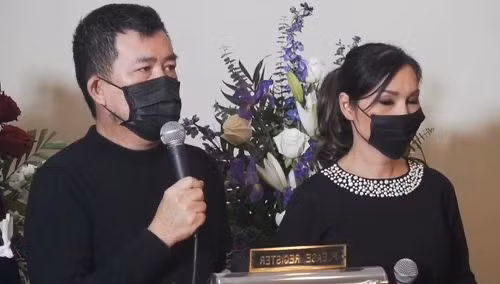 Đại diện người thân của cố nam ca sĩ bày tỏ lời cảm ơn đến bạn bè, đồng nghiệp, người thân đã đến chia buồn tiễn biệt Vân Quanh Long.