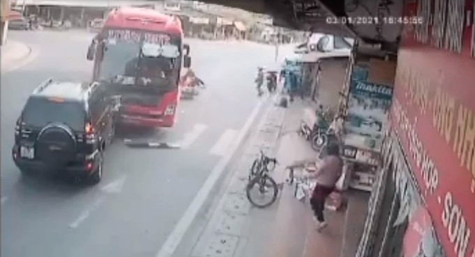 Video: Xe khách gây tai nạn liên hoàn tại ngã ba ở Bắc Kạn