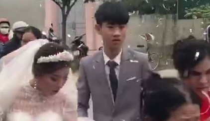 Thực hư chú rể 18 tuổi buồn bã trong đám cưới vì bị ép lấy vợ 29 tuổi để gán nợ
