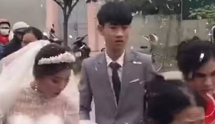 Thực hư chú rể 18 tuổi buồn bã trong đám cưới vì bị ép lấy vợ 29 tuổi để gán nợ