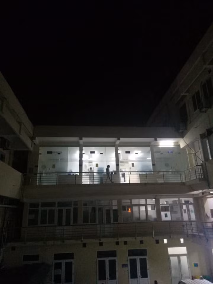 Các bác sĩ làm việc xuyên đêm để xét nghiệm COVID-19. Ảnh: FB CDC Quảng Ninh.