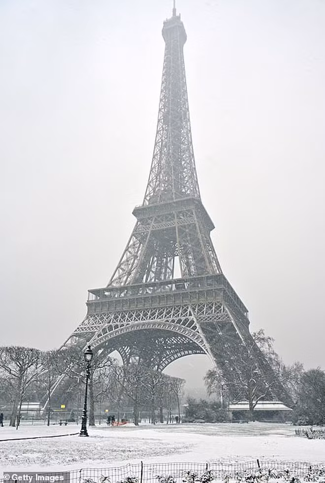 Tuyết trắng bao phủ tháp Eiffel nổi tiếng ở Paris. Ảnh: AFP