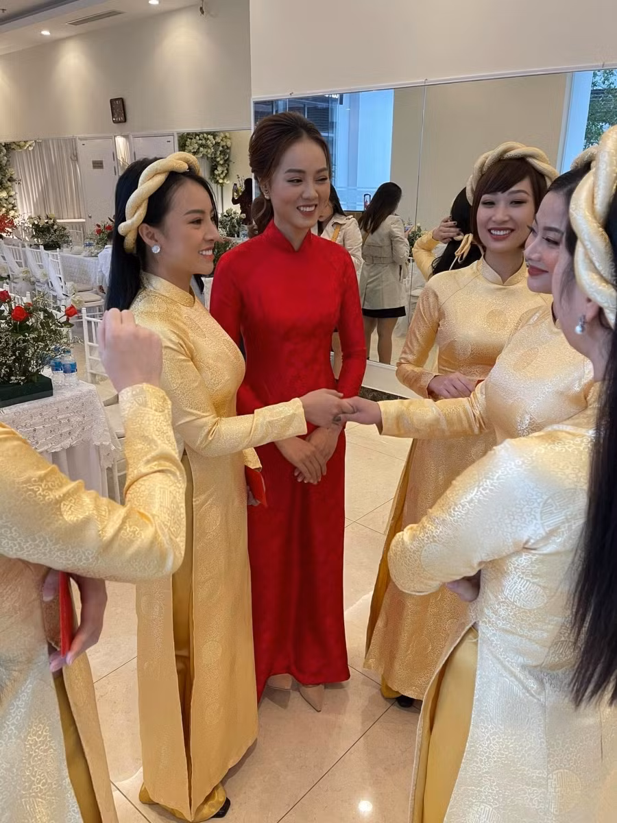 Ngọc Hà mặc áo dài đỏ, rạng rỡ trong lễ ăn hỏi. Ảnh: VNN.