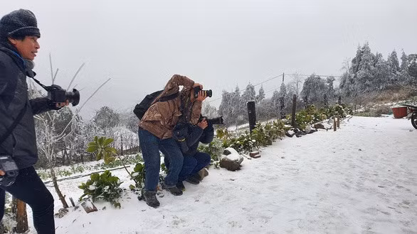 Theo chia sẻ của người dân, tại các địa phương này, từ rạng sáng 11/1, tuyết rơi khá dày, liên tục đến khoảng 6 giờ cùng ngày thì có dấu hiệu dừng lại. Ảnh: Luy Xá Xuy.