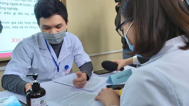 Các tình nguyện viên đăng ký thử nghiệm vaccine COVIVAC sáng 21/1. Ảnh: Võ Thu