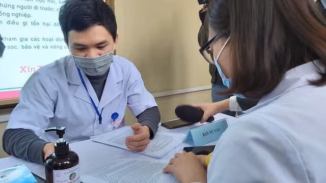 Các tình nguyện viên đăng ký thử nghiệm vaccine COVIVAC sáng 21/1. Ảnh: Võ Thu