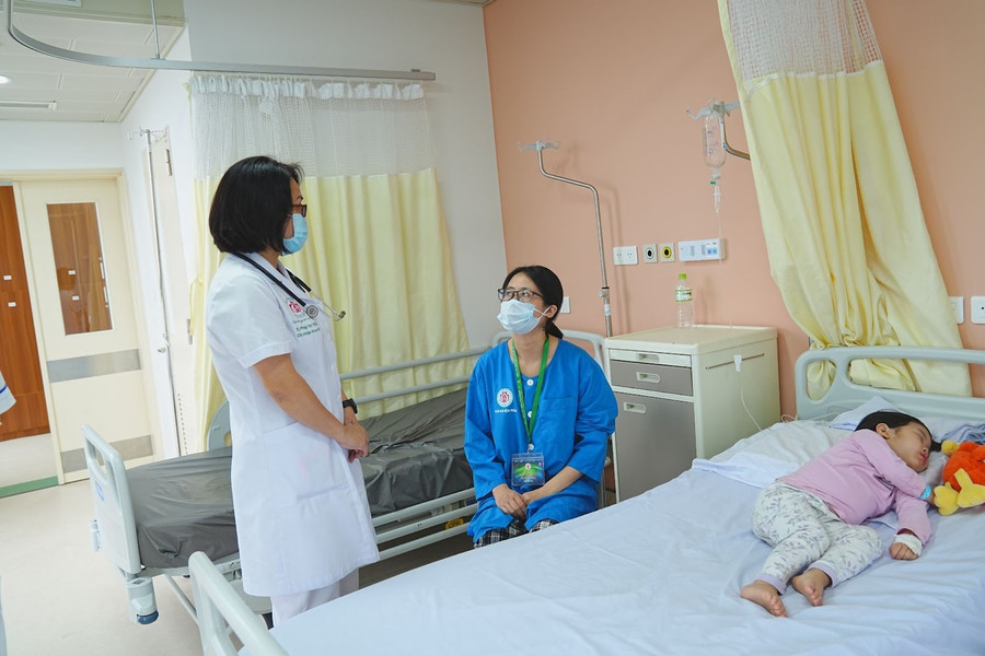 Bác sĩ thăm khám về tình hình bệnh nhi tại Bệnh viện Trung ương Quân đội 108. Ảnh: BVCC. Bác sĩ thăm khám về tình hình bệnh nhi tại Bệnh viện Trung ương Quân đội 108. Ảnh: BVCC.