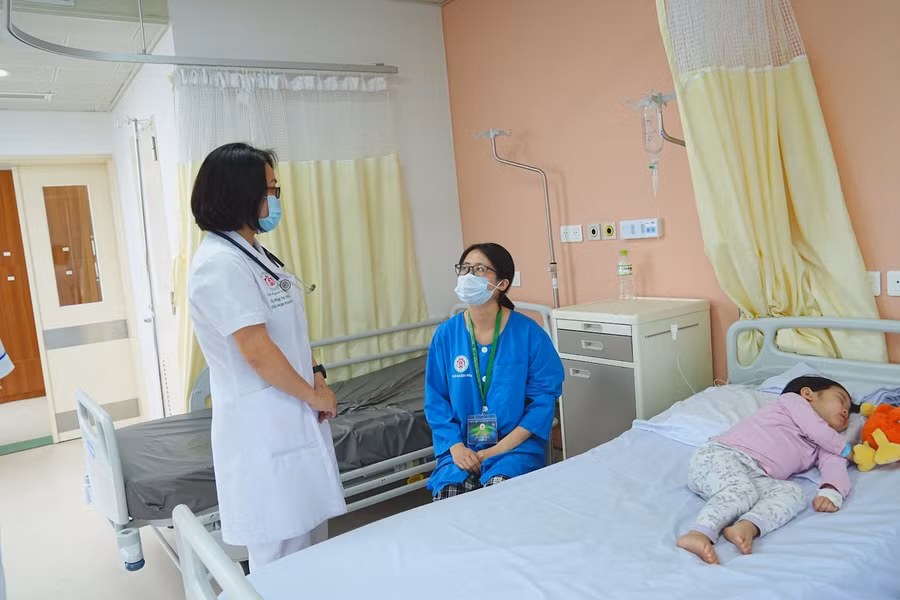 Bác sĩ thăm khám về tình hình bệnh nhi tại Bệnh viện Trung ương Quân đội 108. Ảnh: BVCC.