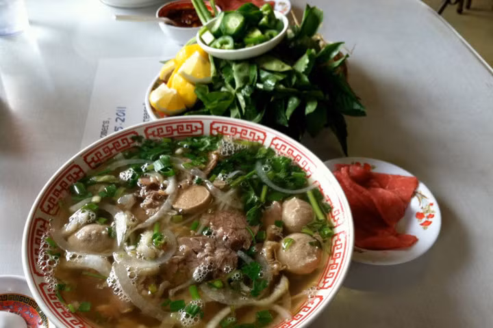 Ăn phở Hà Nội lọt top 100 trải nghiệm nên có trong đời