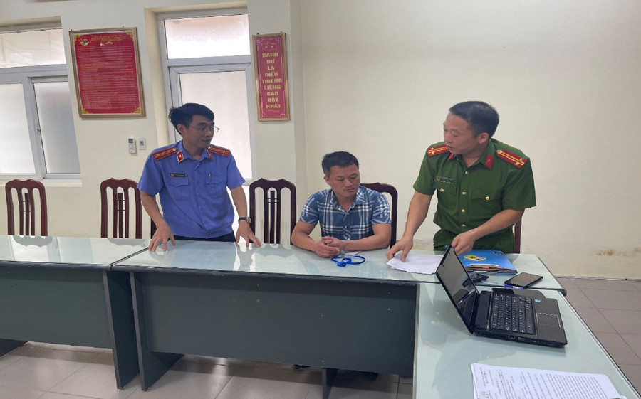 Cơ quan chức năng thi hành các quyết định tố tụng đối với bị can Hà Văn Thạch. Cơ quan chức năng thi hành các quyết định tố tụng đối với bị can Hà Văn Thạch.